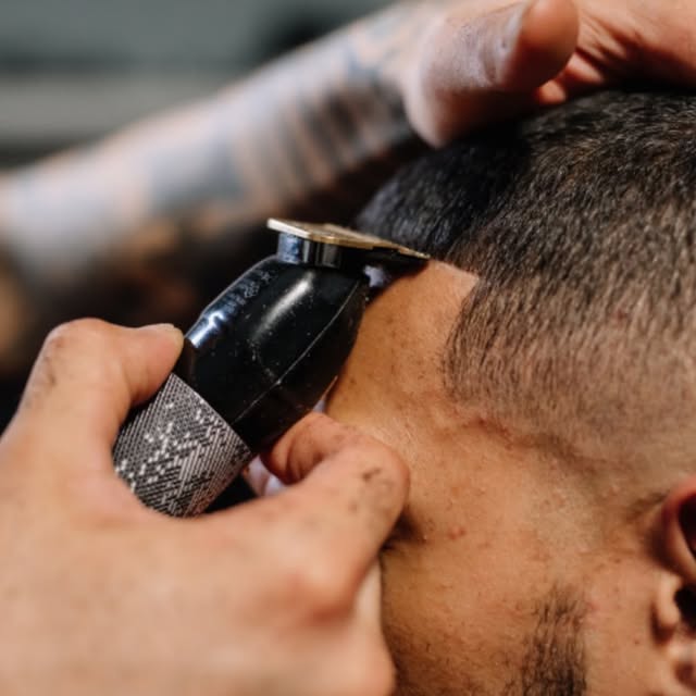 Detalle del perfilado de cabello con máquina, publicado por Kalifa
